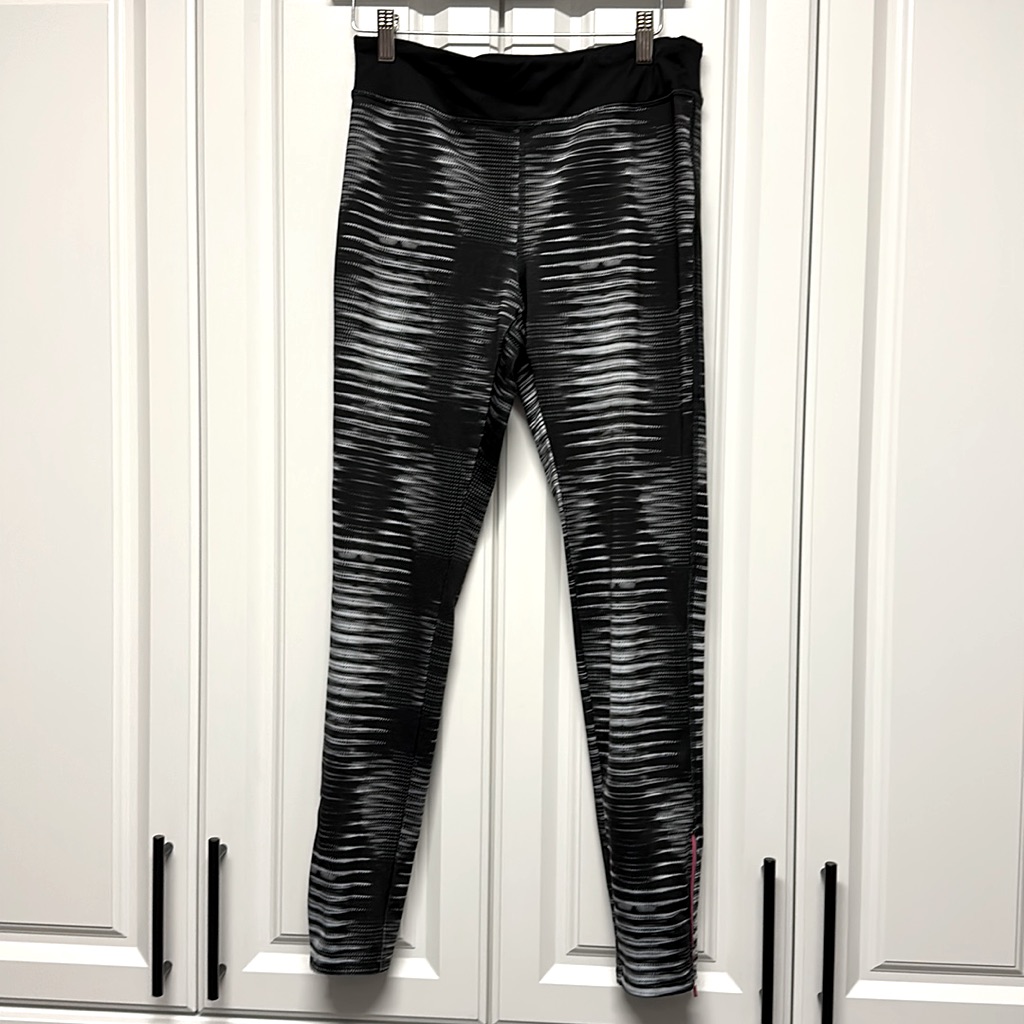 Great Condition! Forever 21 Size Medium Full Length Black And White Leggings